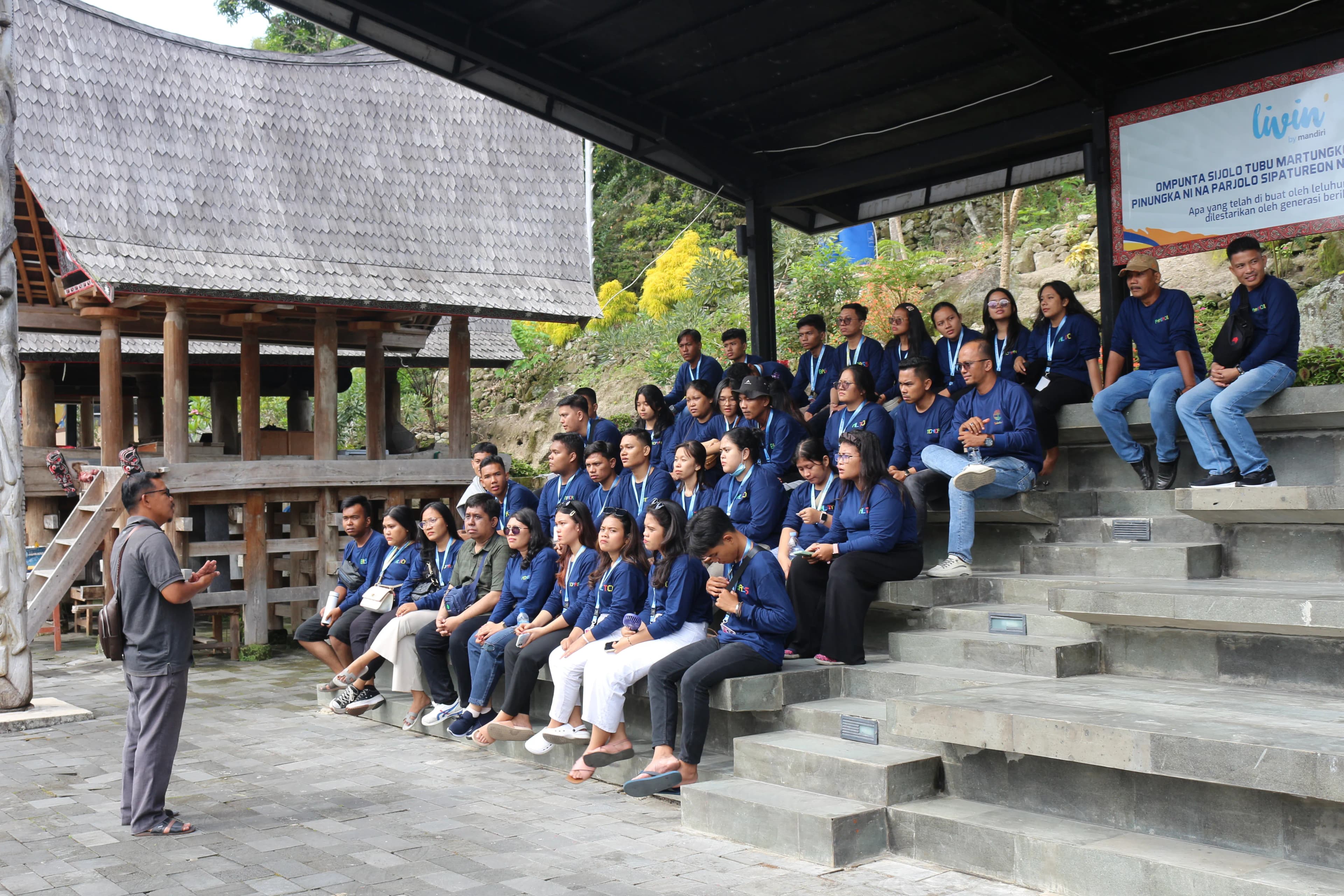 Kunjungan budaya Naposobulung